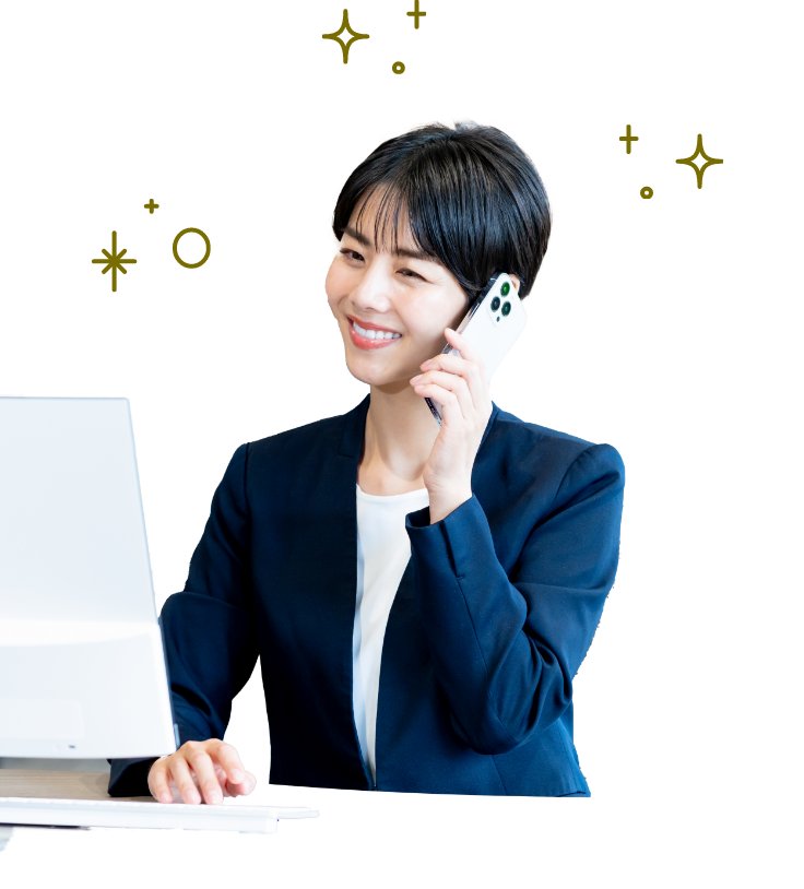 スマホとパソコンで会社番号の電話対応を行うビジネスシーン